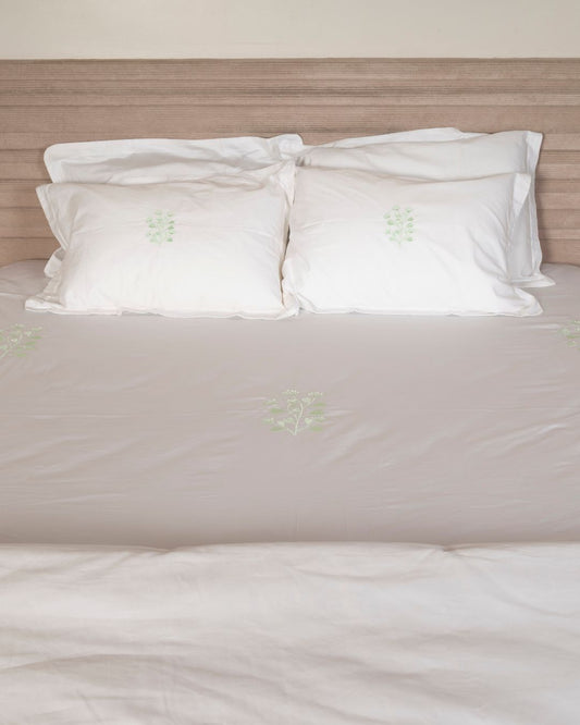 500 TC White Bedsheet with Contrast Embroidery (Green)
