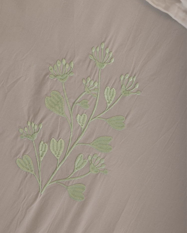 500 TC White Bedsheet with Contrast Embroidery (Green)